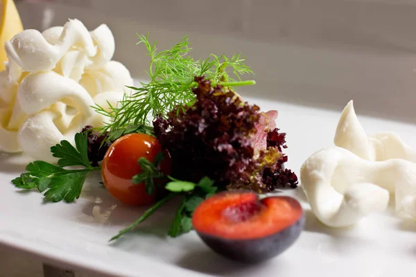 Queso blanco con hierbas frescas, menta, ciruela y tomates cherry — Foto de Stock