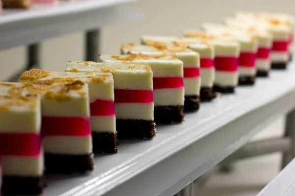 Pezzi di torta di soffio al cioccolato con ripieno di bacche — Foto Stock