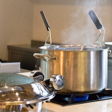 Büyük metal tencerenin bir gaz yanıyor