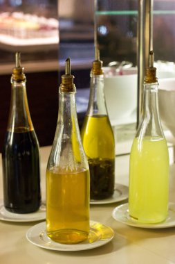 Limon sosu, sirke, nar sosu ve zeytinyağında cam b