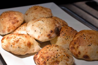 Susam ile ince hamur yapılmış geleneksel Türk düz kek