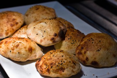 Susam ile ince hamur yapılmış geleneksel Türk düz kek