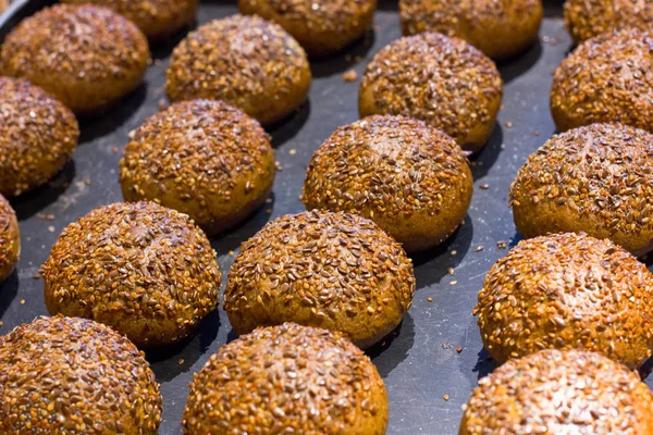 Geleneksel taze susam ile yapılan çörekler yaptı