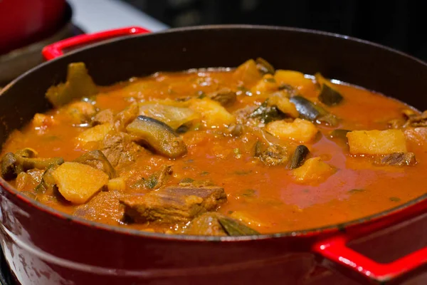 Тушеная говядина с картошкой и овощами в томатном соусе в ре — стоковое фото