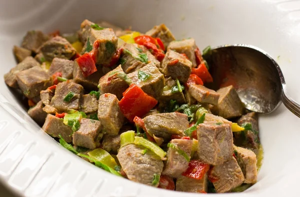 A darab a marhahús zöldséges mártással alatt saláta — Stock Fotó