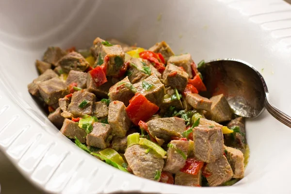 A darab a marhahús zöldséges mártással alatt saláta — Stock Fotó