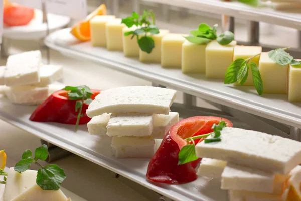 Witte kaas met verse kruiden en rode paprika — Stockfoto