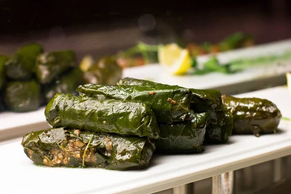 Sarma tradizionale turco di riso con carne macinata avvolto in — Foto Stock