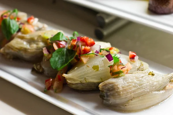 Cebolla rellena con verduras frescas en un plato blanco — Foto de Stock