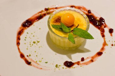 Beyaz çikolata ve nane bir top Creme brulee