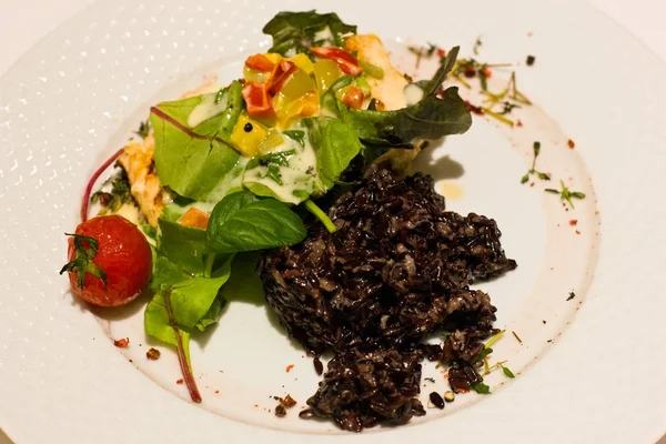 Arroz negro estofado con verduras y rúcula — Foto de Stock