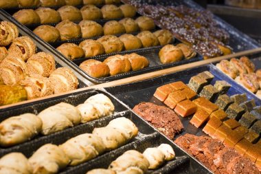 Fırın ürünleri çeşitli. Puf böreği, üzümlü çörek ca