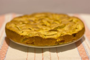 Keten peçeteye elmalı turta Charlotte