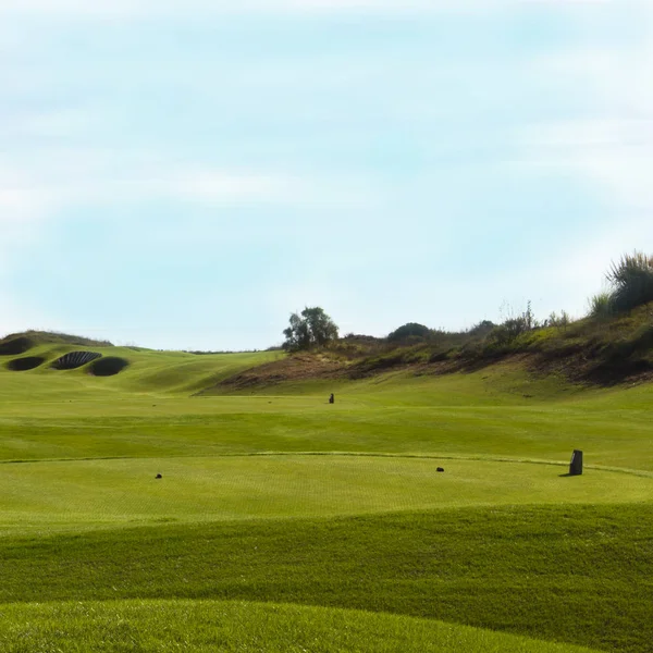 Golfbanan i Belek. Grönt gräs på fältet. Blå himmel, solig — Stockfoto