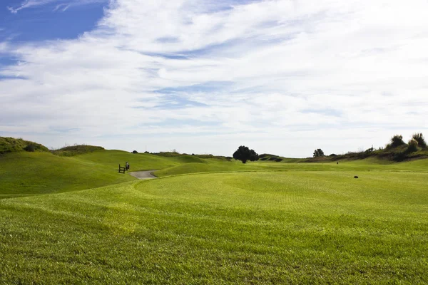 Golfpálya a Belek. Zöld fű a pályán. Kék ég, sunny — Stock Fotó