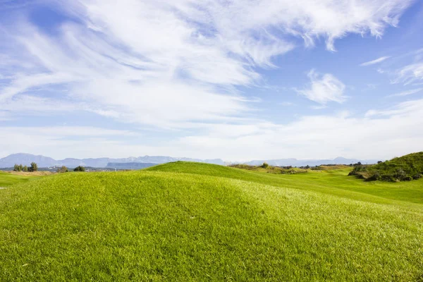 Pole golfowe w Belek. Zielona trawa na boisku. Błękitne niebo, słoneczny — Zdjęcie stockowe