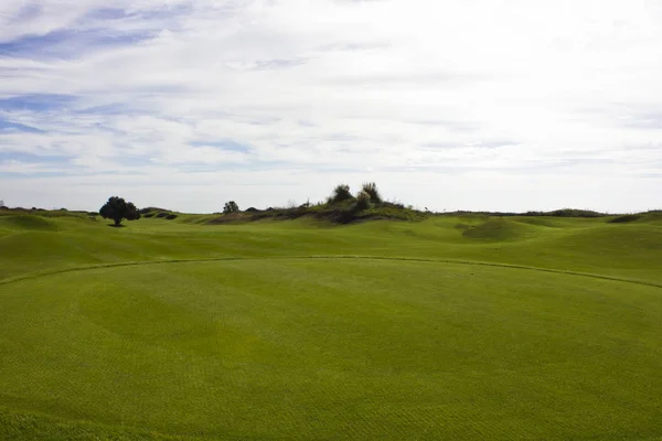 ベレキのゴルフ コース。フィールド上の草の緑します。青い空、日当たりの良い — ストック写真