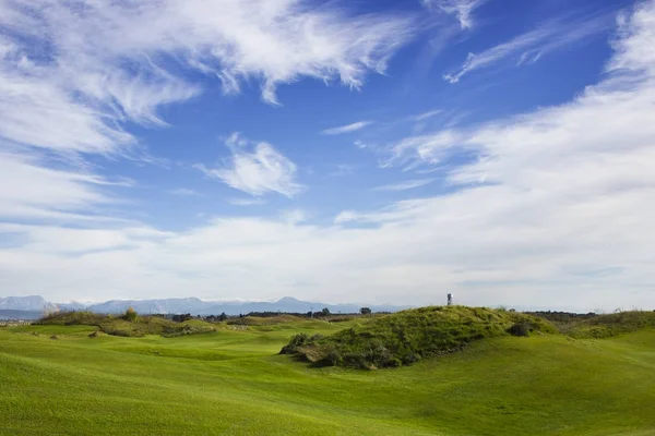 Pole golfowe w Belek. Zielona trawa na boisku. Błękitne niebo, słoneczny — Zdjęcie stockowe