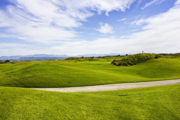 Campo de golf en Belek. Hierba verde en el campo. Cielo azul, soleado —  Fotos de Stock