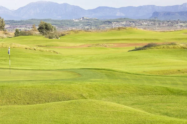 Pole golfowe w Belek. Zielona trawa na boisku. Błękitne niebo, słoneczny da — Zdjęcie stockowe