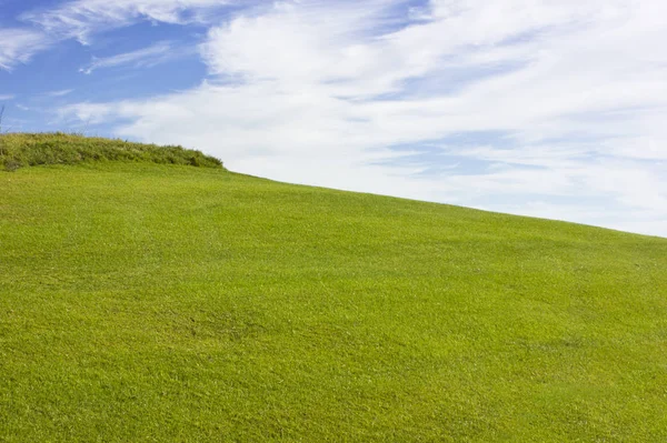 Pole golfowe w Belek. Zielona trawa na boisku. Błękitne niebo, słoneczny da — Zdjęcie stockowe