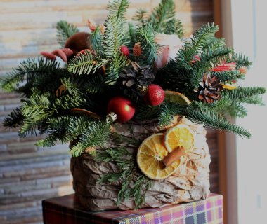 Köknar dalları, koniler, Noel topları, dr yeni yıl kompozisyon