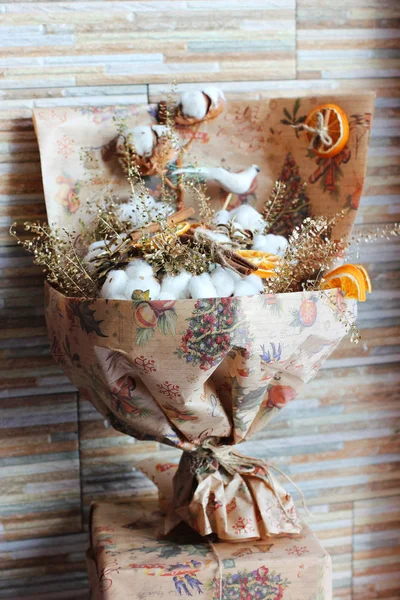 Bouquet aus Zapfen, getrockneten Kräutern, Zimtstangen, Baumwolle und getrockneten — Stockfoto