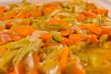 Haşlanmış sebzeler - havuç, soğan, yeşil fasulye. Yakın çekim
