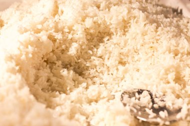 Beyaz uzun pirinç gümüş spatula ile haşlanmış