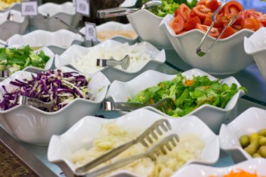 Oteldeki salata barı. --Dan taze sebze vejetaryen Salatalar.