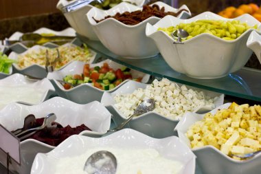 Vejetaryen salata taze sebze üzerinden. Meksikalı ile dilimlenmiş peynir