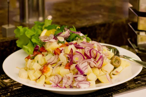 Insalata di patate bollite, tonno, anelli di cipolla rossa e lattuga le — Foto Stock