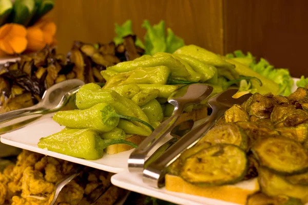 Green sweet pepper, zucchini and eggplant, baked on the grill. O — Stock Photo, Image