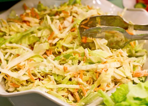 Салат из нарезанной свежей капусты в белой миске с серебряным спа — стоковое фото
