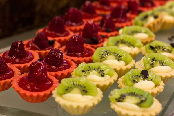 Dessert di lampone e kiwi con panna e gelatina in crostata croccante — Foto Stock