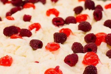 Taze Ahududu ve reçel ile krem şanti