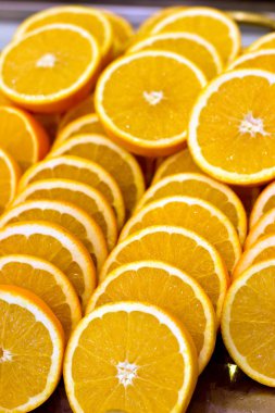 Bir sürü portakal dilimleri. Taze, olgun ve sulu.