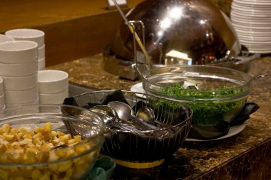 Gümüş çorba kasesi otel restoranında çorbaya. Cam kase