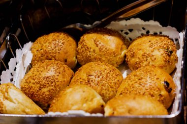 Susam ile taze sıcak Maya buns