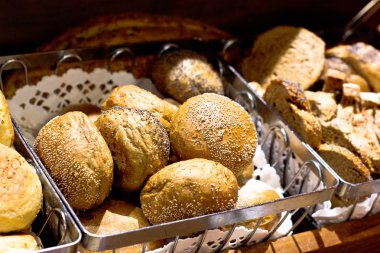 Beyaz haşhaş tohumu ile taze sıcak Maya buns