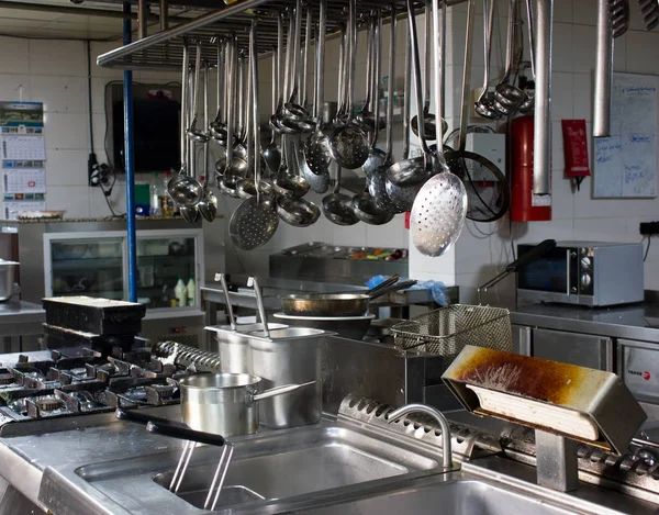 Profesyonel mutfağı restoran. Çelik bıçaklar, maşa, Şanghay İşbirliği Örgütü