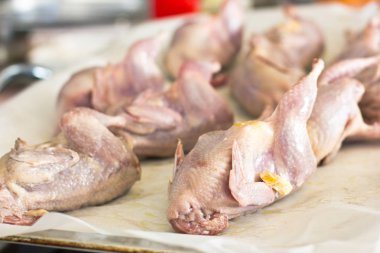 Taze meyve ve sebze bir tepsi üzerinde çiğ Bıldırcın dolması