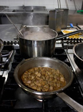 F çelik bir tavada hardal soslu tavuk karaciğer Komposto