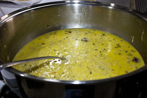 Традиционный французский луковый суп в большой стальной кастрюле в резервации — стоковое фото