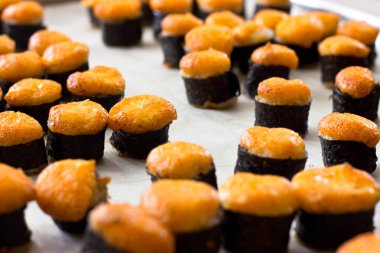 Japonca sıcak suşi ve rulo ile Somon, avokado, salatalık ve 