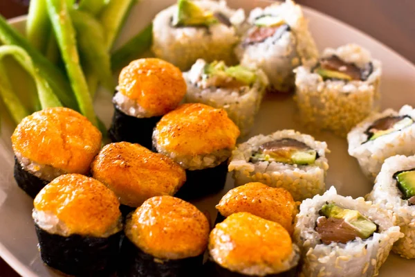 Sushi caldo giapponese e panini con salmone, avocado, cetriolo e — Foto Stock