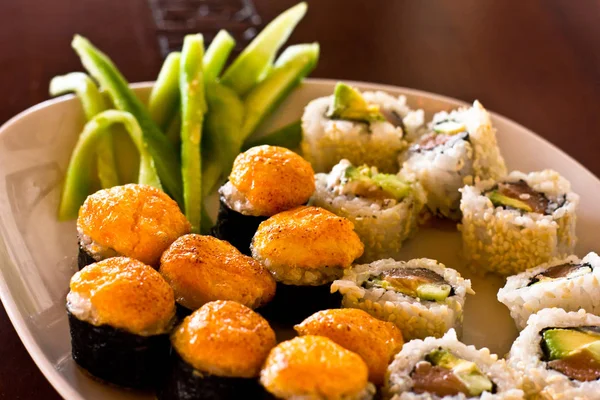 Sushi caldo giapponese e panini con salmone, avocado, cetriolo e — Foto Stock