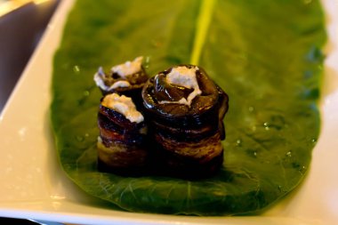 Bir yaprak üzerine koydu ceviz dolgu ile patlıcan Rolls