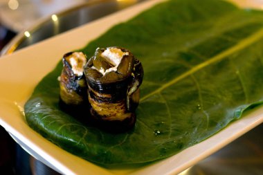 Bir yaprak üzerine koydu ceviz dolgu ile patlıcan Rolls