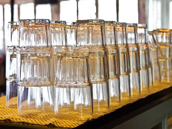 Högar av rena glas i en restaurang — Stockfoto